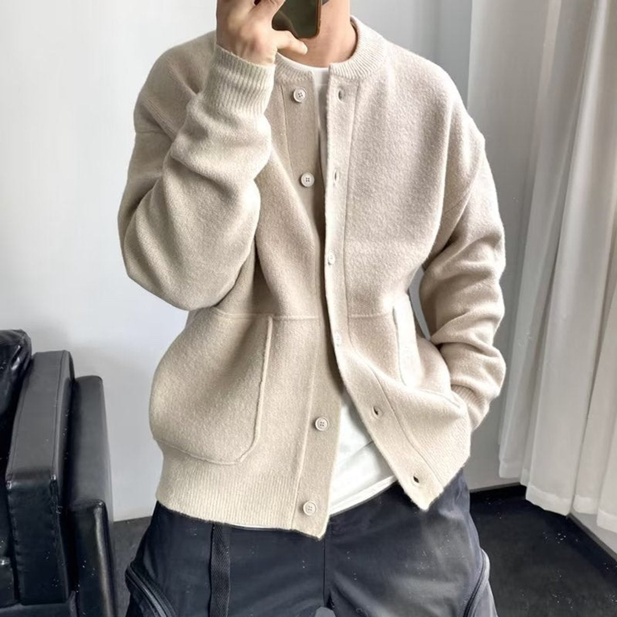 Men's Cardigan Sweater with Button-Front Closure and Patch Pockets